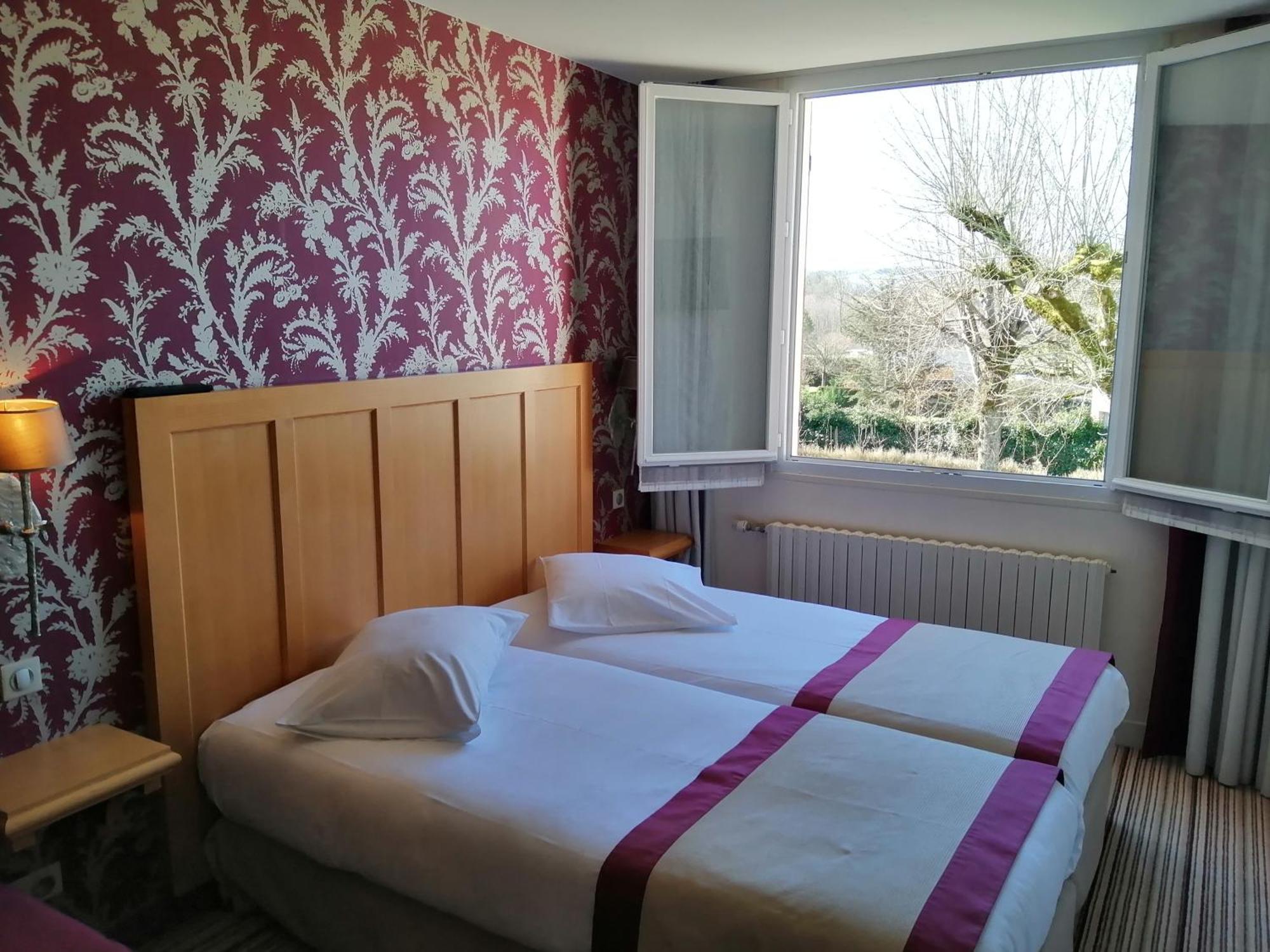 Hotel Les Fleurs Pontaubert Exterior photo